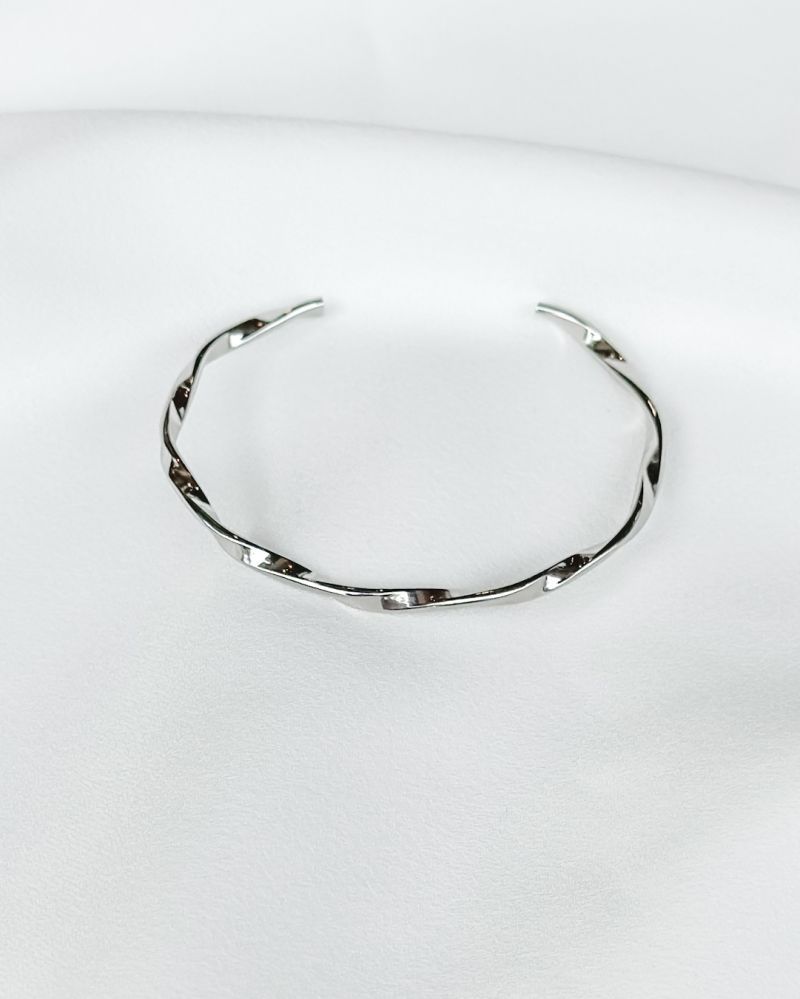 Φωτογραφία από Twisted bangle silver