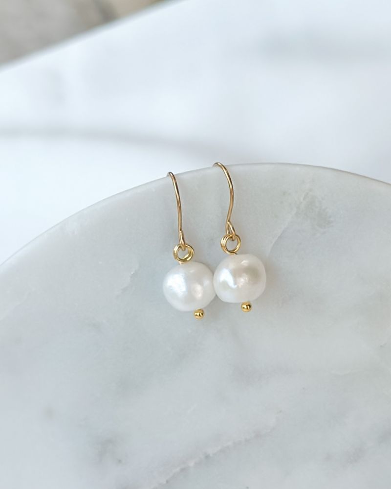 Φωτογραφία από Pearl earrings