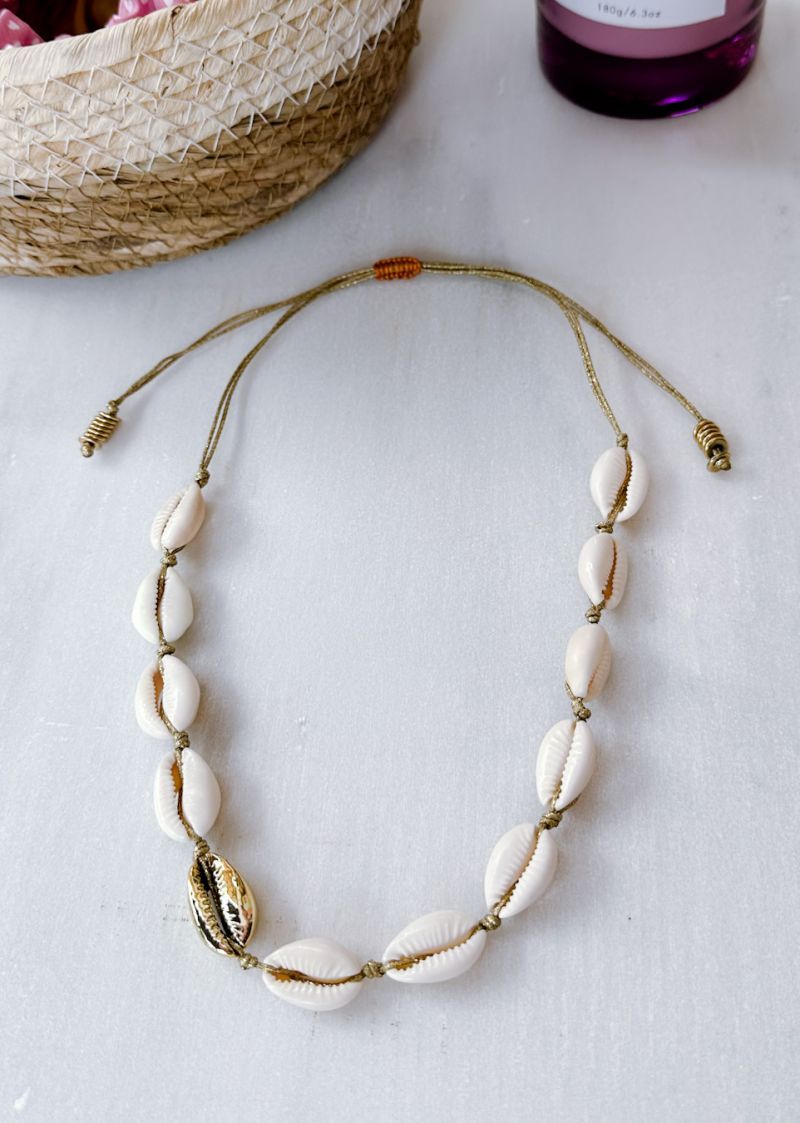 Φωτογραφία από Ibiza cowrie necklace