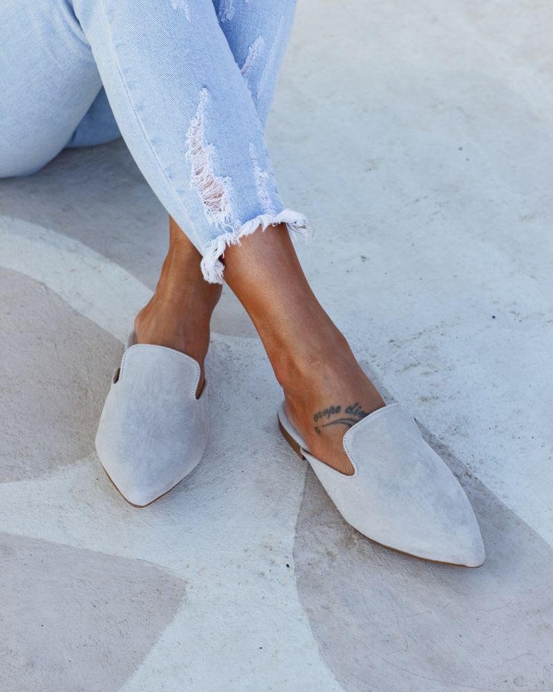 Φωτογραφία από Loraine mules grey